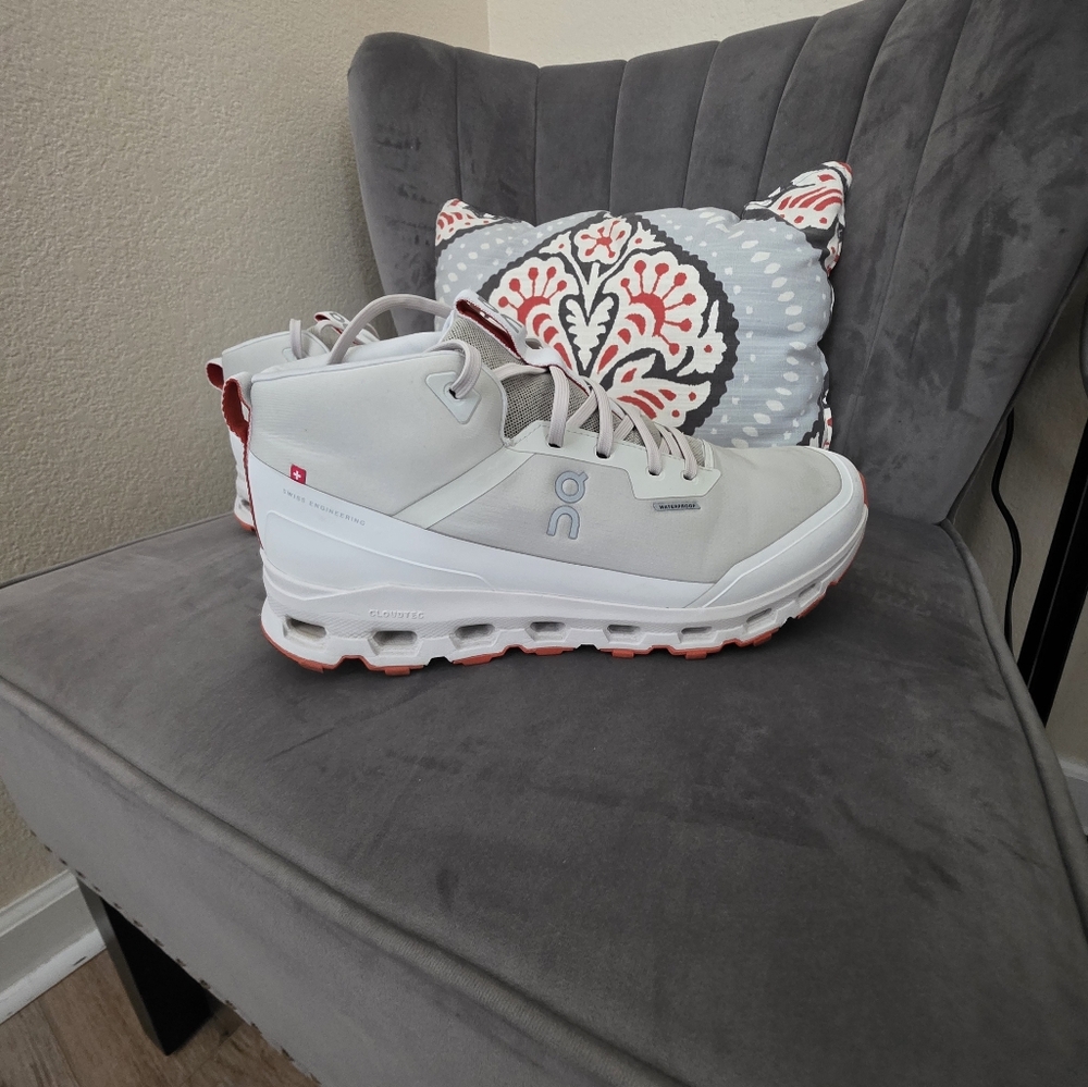 Men size 10 On training tennis shoes. - Picture 2 of 4
